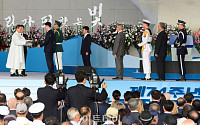 [포토] 제74주년 광복절 경축식, 독립유공자 포상하는 문재인 대통령