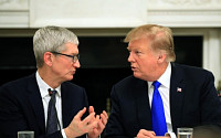 애플 CEO의 삼성 견제…트럼프 “팀 쿡, 관세 안내는 삼성과 힘든 경쟁 토로”