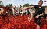 [포토] 러시아 ‘토마토 축제’ 만끽하는 사람들