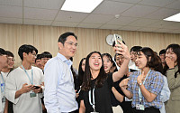 [포토] 삼성 청년 소프트웨어 아카데미 교육생과 셀카 찍는 이재용 부회장