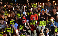 [포토] 구호 외치는 서울대 촛불집회 참가자들