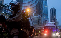 홍콩 시위 다시 격화...중국, “병력 동원 불사” 개입 시사
