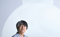백자 달항아리 화폭에 담는 최영욱 화가