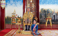 [포토] 33살 연하 배우자 사진 공개한 태국 국왕