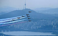 [포토] '서울 하늘에 나타난 공군 블랙이글스'