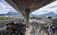 홍콩, 공항철도 운행 중단…시위대 2주 전 ‘공항마비’ 또 시도