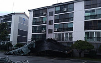 전북 남원서 태풍 ‘링링’에 아파트 지붕 덮개 떨어져…차량 6대 파손