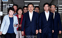 [포토] '긴급 최고위 참석하는 황교안 한국당 대표'