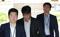 ‘조국 가족펀드’ 코링크PEㆍ웰스씨앤티 대표 구속심사 출석...침묵