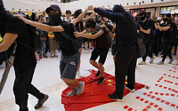 홍콩, 16주째 주말 시위...오성홍기 밟고 전철역 부수고
