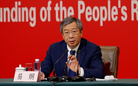 중국 인민은행 총재 “대규모 통화완화 정책 서두르지 않을 것”
