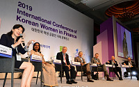 [포토] 여성 금융인 국제 콘퍼런스, 대사들과 패널토의하는 손지애 교수