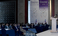 [포토] 여성금융인 콘퍼런스, 기조연설하는 김희경 차관
