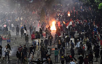 인도네시아서 ‘반부패법 개정 반대’ 학생 시위 격화...경찰, 최루탄·물대포 대응