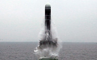북, 괌 타격 가능한 신형 SLBM '북극성-3형' 시험발사...김정은 이례적 불참