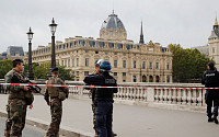 프랑스 파리, 경찰청 본부서 흉기 난동…4명 사망