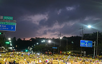 서초동 '검찰개혁' 촛불집회 이모저모…점차 늘어나는 시민들·주유소서도 &quot;조국 수호!&quot;