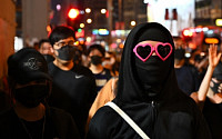 홍콩, ‘복면금지법’ 시행 이후에도 수천 명 거리 시위