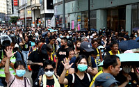 홍콩 반정부 시위 격화, 경찰관 시위대 흉기에 목 부상
