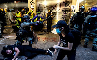 홍콩, ‘복면금지법 역풍’ 수만 명 시위…중국군, 경고 깃발 올려