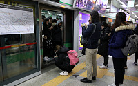 서울 지하철 2호선 시스템 오류로 운행 지연…출근길 불편