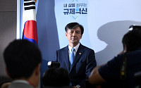 ​강기정 청와대 정무수석, 조국 사퇴에 “장관 본인 결심”