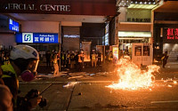 홍콩 20주째 주말 시위 더 격렬...잇단 ‘백색테러’에 반중 정서 고조