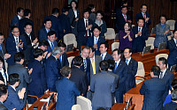 [포토] 여당 의원들과 인사하는 문재인 대통령
