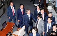 [포토] 한국당 의원들과 인사하는 문재인 대통령