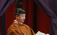 나루히토 일왕, 즉위 선언서 헌법 준수·세계 평화 기원…아베와 대립각