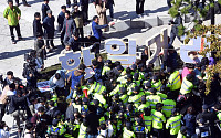 항일거리 조형물 설치 놓고 시민단체-경찰 충돌…일본 언론도 관심