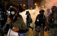 홍콩, 시위 혼란 더욱 심해져…경찰, 최소 200명 이상 체포