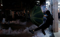 ‘홍콩 시위’서 추락한 대학생, 끝내 사망…주말 시위 격화 전망