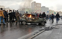 이란, ‘휘발유 가격 50% 인상’ 항의 시위 벌어져