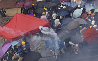 홍콩 경찰, 이공대 진입해 400명 체포...‘최후의 보루’ 무너지나