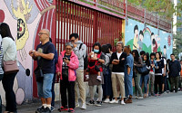 홍콩, 시위대 운명 가를 구의원 선거 시작...18개 선거구 425명 선출
