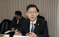 김현수 장관 “돼지열병 아직 심각…돼지 재입식 위한 위험평가 실시하겠다&quot;