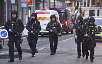 영국 런던브리지서 또 테러…칼부림에 시민 2명 사망