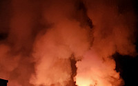 나주 폐목재공장, 화재 이틀째 진화 中…1000톤 가까이 불타