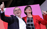 ‘궁지 몰린 메르켈’, 대연정 붕괴 위기…독일 사민당 대표 선거서 ‘회의파’ 승리