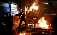홍콩 시위대-경찰 휴전 종료...다시 충돌
