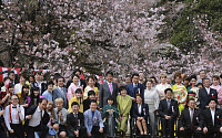 아베, ‘벚꽃 스캔들’에 지지율 42%로 추락