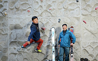 겨울 놀이에 신난 두 남자
