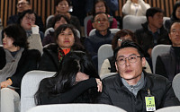 [포토] 눈시울 붉히는 김민식 군의 부모