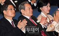 [포토]박수치는 이건희 회장과 김황식 총리