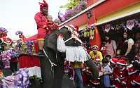 [포토] 선물 주는 태국 ‘산타코끼리’