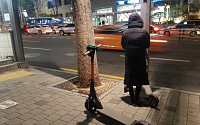 서울시, 전동 킥보드 보도 난립 문제 해결 나서…주차 제한구역 설정