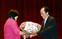 [포토]&quot;장관님, 취임 축하드려요&quot;