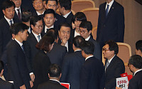 한국당 “선거법 절대 반대”…문희상 의장 에워싸고 &quot;사퇴하라&quot; 구호
