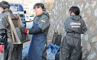 KCC건설 임직원, 부산서 연탄 나눔 봉사활동
